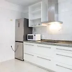 New Bright And Central With 2 Bedrooms شقة