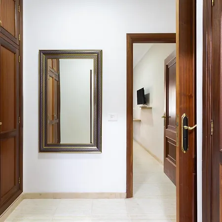 New Bright And Central With 2 Bedrooms Apartment *
